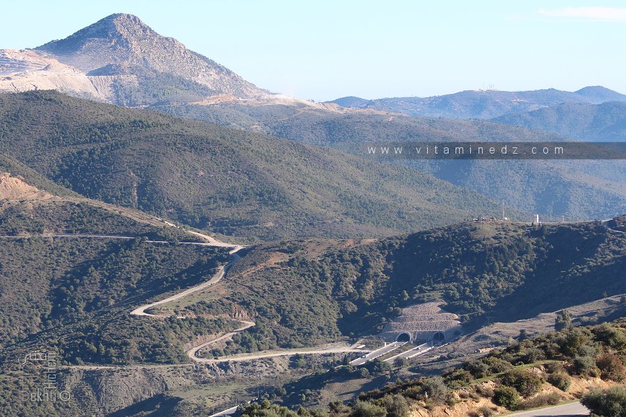 Belle vue de Djbel Bouzegza, surplombant l'autoroute Est Ouest et l'entrée du 1er Tunnel