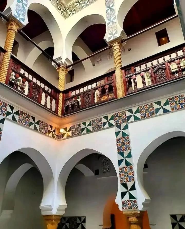 يتكون المعلم من عدة قصور وفضاءات (قصر 18، قصر 23، قصر 17)، السباط، البطارية، بيوت الصيادين، جامع قاع السور ومسار الدورية.