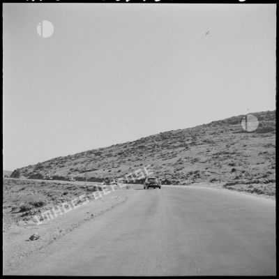 PHOTO  Le cortège officiel du général Salan sur la route de Tlemcen à Marnia.