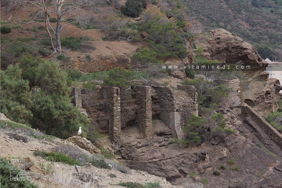 Vestiges de l'époque coloniale au port de Honaïne