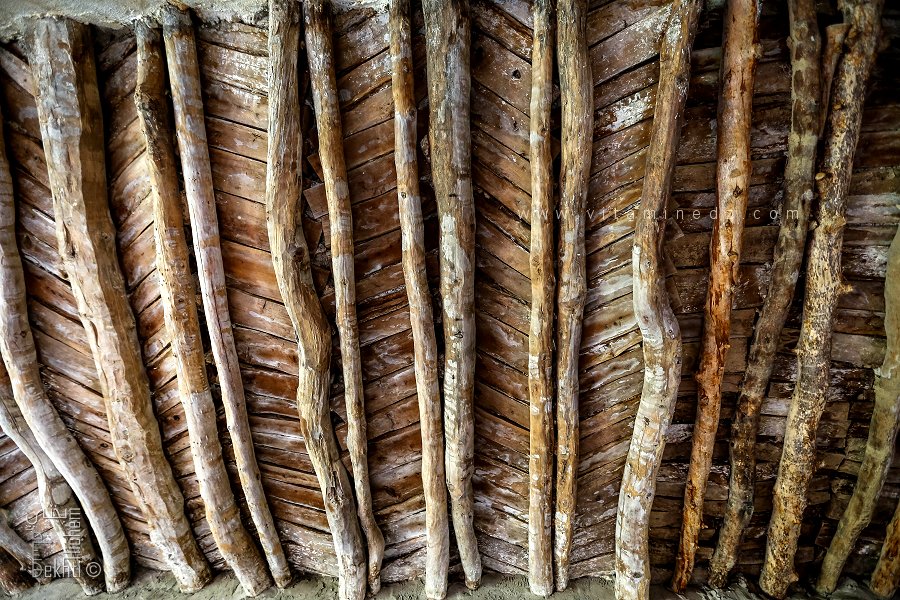 سقف مصنوع من عوارض خشبية قديمة في مسجد دشرت الجرامل الصغير