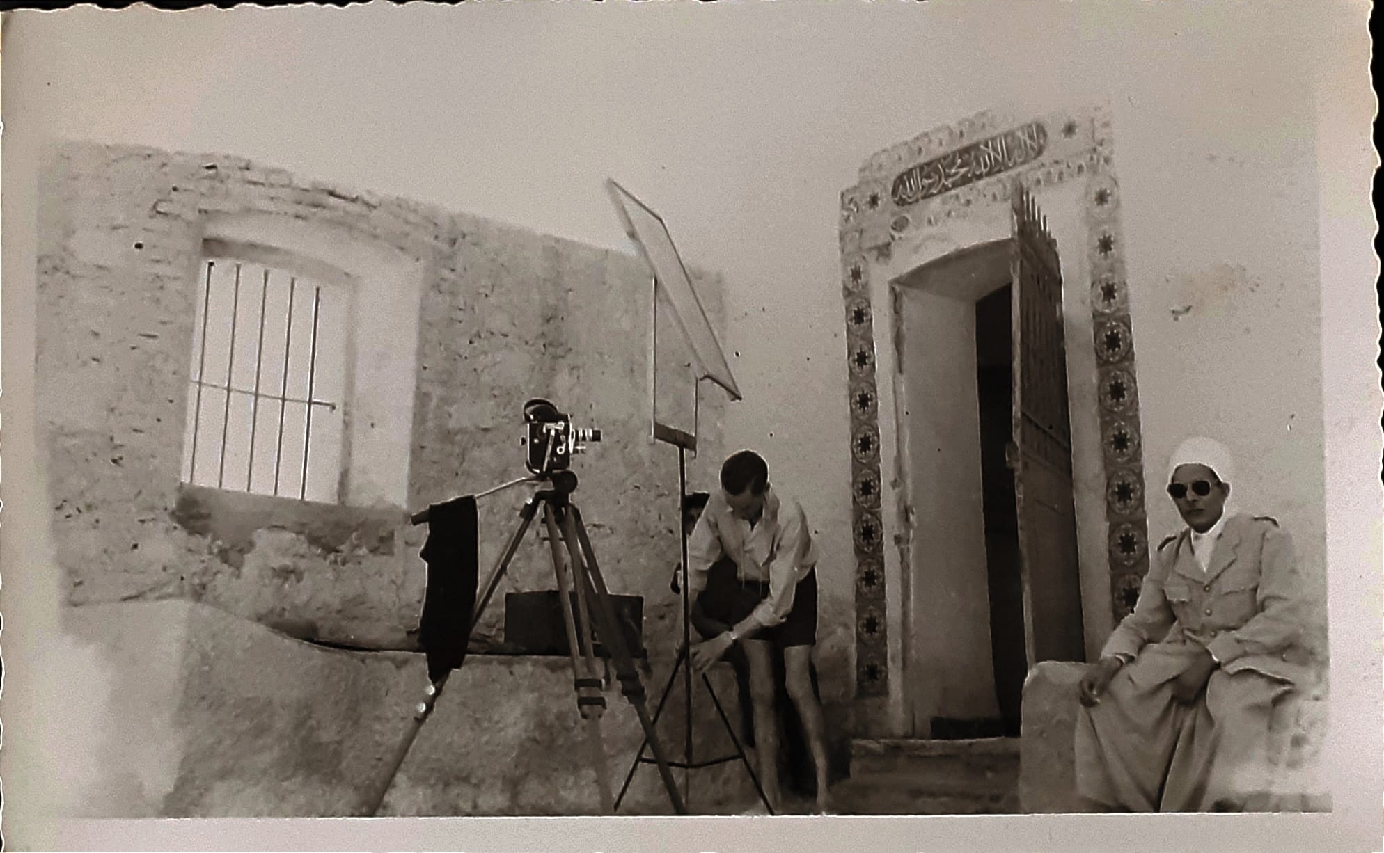 En 1956, la RTF en Algérie a envoyé Jacques Charlet à Bou Saada, dans le sud algérien, pour réaliser un documentaire sur le peintre Étienne Dinet.