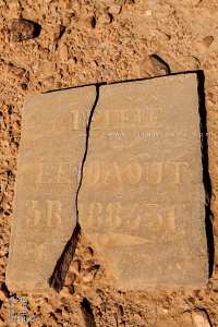 Pierre tombale  d'un ancien Cimetière d'un régiment d'Afrique de l'armée française au Djebel Aissa