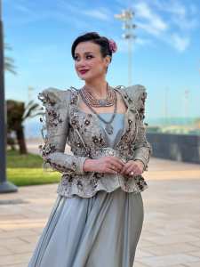 Lila Borsalii porte une veste inspirée du karakou algérien