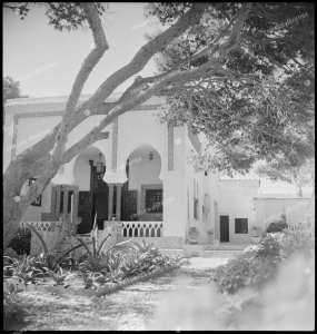 Vue extérieure du café maure de l'école militaire de cavalerie.