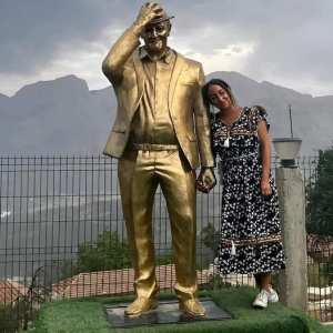 #Thanina et la statue de son père le grand chanteur #Idir