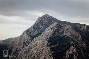 أزرو ن'ثور، الذي يرتفع إلى 1883 مترًا في سلسلة جبال جرجرة، هو أكثر من مجرد قمة جبلية.