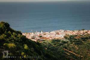 النزول إلى قرية وشاطئ رأس الأبيض