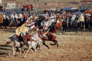 La foule acclame les cavaliers
