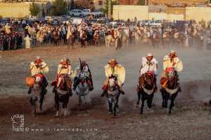 Le rassemblement des cavaliers pour la fantasia à la Waada de Tamesna (Commune El Hassasna, Wilaya de Saida) Mai 2015