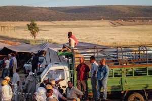 Les enfants du village regardent avec admiration