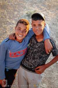 Les enfants du village de Tamesna (El Hessasna, Saïda) regardent avec admiration