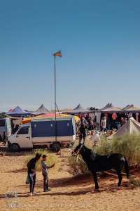 L'animation du marché : enfants et chevaux