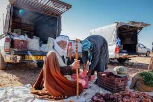 Fierté et force : le vendeur de légumes