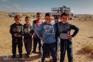 Petites têtes blondes à la waada : curiosité et éclats de rire