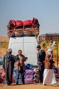 Vendeur de matelas et tissus : confort et couleurs du désert