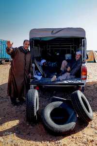 Vendeur de pneus : une marchandise précieuse au cœur du désert