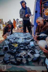 Vendeur de téléphones portables et accessoires : le moderne au milieu des traditions