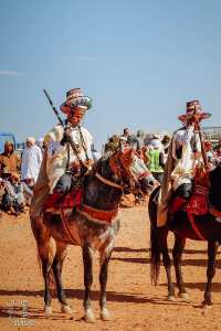 Deux cavaliers en habits traditionnels : l’élégance des guerriers du désert