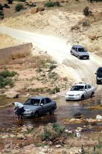 Oued Hounet, les voitures s’arrêtent pour un lavage improvisé