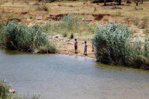 Petits enfants jouant aux pêcheurs sur les abords de Oued Hounet, Commune de Hounet, Wilaya de Saïda