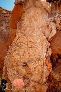 Graffitis récents sculptés dans un ancien mur en pisée, Commune de Hounet, Wilaya de Saïda