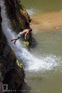 Un jeune homme plongeant du haut des cascades de Hounet, Commune de Hounet, Wilaya de Saïda