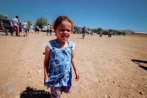 Petite fille se promenant seule dans la Waada, Commune de Hounet, Wilaya de Saïda, Waada de Hounet, Mai 2015