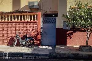 Une maison modeste et une moto ancienne à El Mostakbel, Hennaya (Tlemcen)
