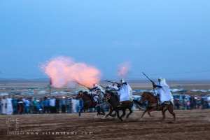 Fantasia des chevaliers en blanc, fusils levés et goum au vent, Waada d'El Gor, Wilaya de Tlemcen, Octobre 2016