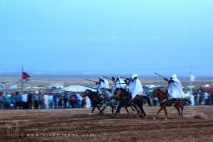 فانتازيا الفرسان باللباس الأبيض، بنادق مرفوعة و القوم  يرفرف، وعدة الڨور، ولاية تلمسان، أكتوبر 2016