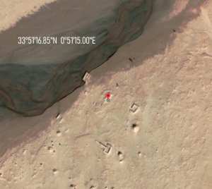 Bordj Khneg Azir ou Bordj Jnan Ezoubir, situé dans la commune de Rogassa dans la wilaya d'El Bayadh