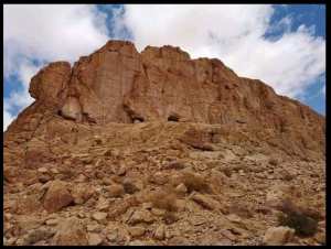 La grotte de Khanga El Ghar, située dans la commune de El Benoud, daïra d’El Abiodh Sidi Cheikh, wilaya d’El Bayadh
