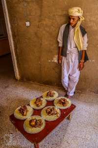 موائد الكسكس تُقدَّم بلا انقطاع لآلاف الضيوف