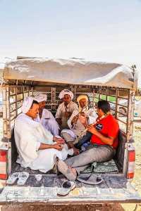 Une troupe improvisée de musiciens à l'arrière d'une camionnette