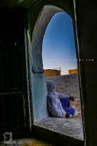 Une vieille grand-mère gardienne d'un mausolée