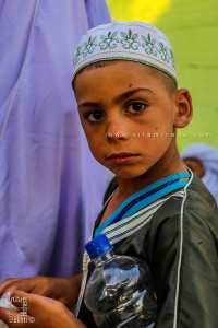 Petit garçon surpris par mon objectif photo