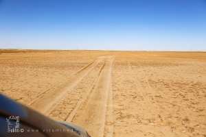 Des pistes interminables sur une sebkha à sec : L’illusion d’un horizon sans fin