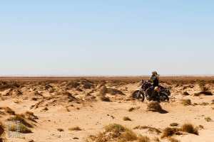 Berger en moto à Chott Echergui : L’épreuve du désert et la quête d’eau