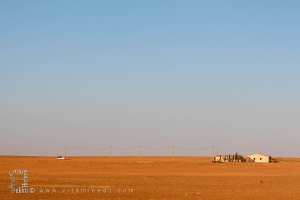 Piste de Maamora vers Chott Chergui : Un chemin guidé par les poteaux électriques