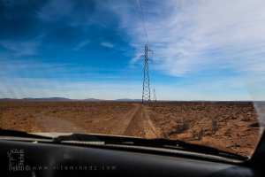 Sur la piste de Khneg Azir, guidés par les poteaux électriques