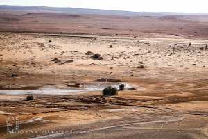 Les tours du Bordj Khneg Azir, à peine visibles dans la boue de l’Oued