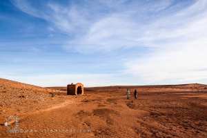 Une bâtisse en pierre, vestige voisin du Bordj, livrée aux pillards