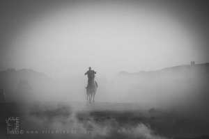 L’ombre du nomade dans la poussière du désert - Fête du chameau (Tit, Tamanrasset, Décembre 2013)