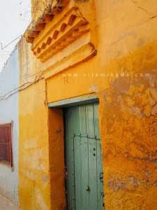 Maison ancienne avec porte en bois et un ornement au-dessus de la porte (Derb Beni Djemla, Médina de Tlemcen)