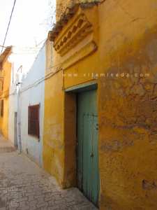 Maison très ancienne de l'époque zianide avec porte en bois et ornements (Derb Beni Djemla, Médina de Tlemcen)