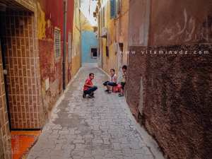 Enfants jouant dans une petite ruelle (Derb Beni Djemla, Médina de Tlemcen)