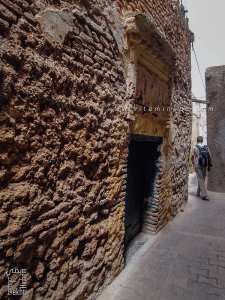 Très vieille maison arabe avec porte en bois et le Kbou en dessus comme ornement (Derb Sensla, Médina de Tlemcen)
