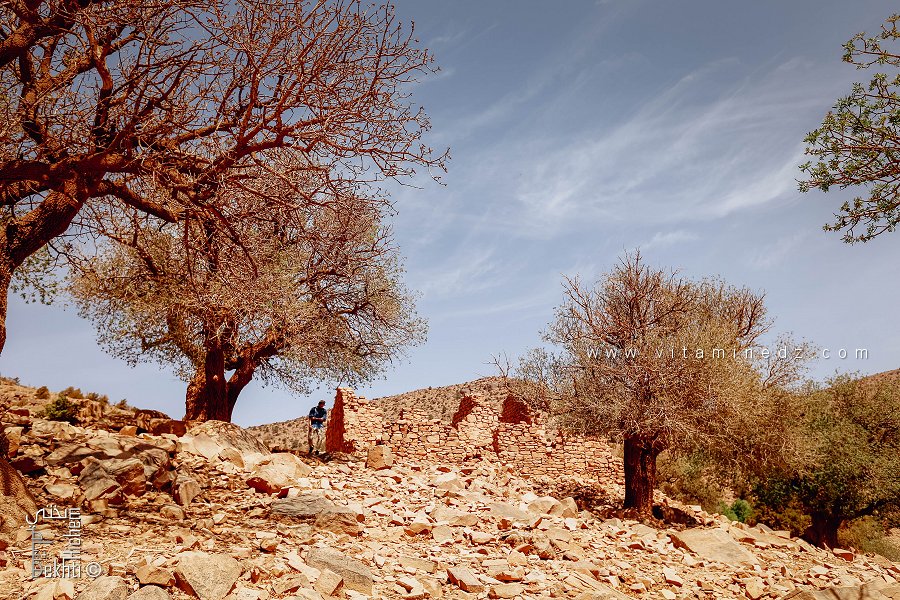 ليس ببعيد عن عين عيسى، هذا البناء الحجري المقطوع