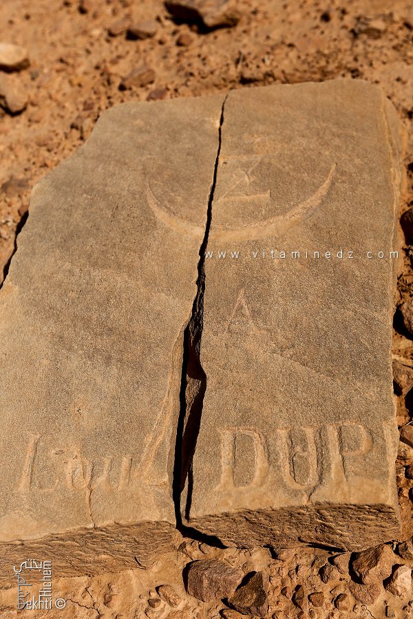 Pierre tombale  d'un ancien Cimetière d'un régiment d'Afrique de l'armée française au Djebel Aissa